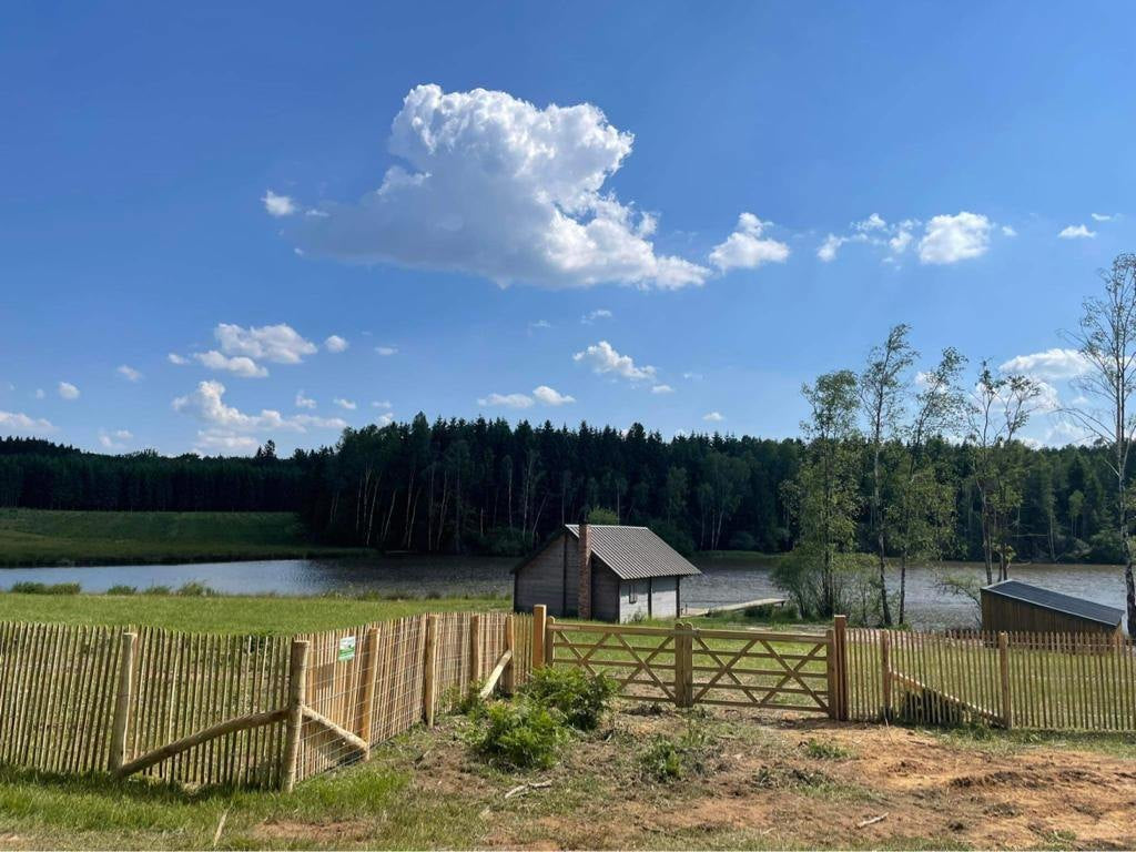 Gard la role si portita din salcam pe malul unui lac