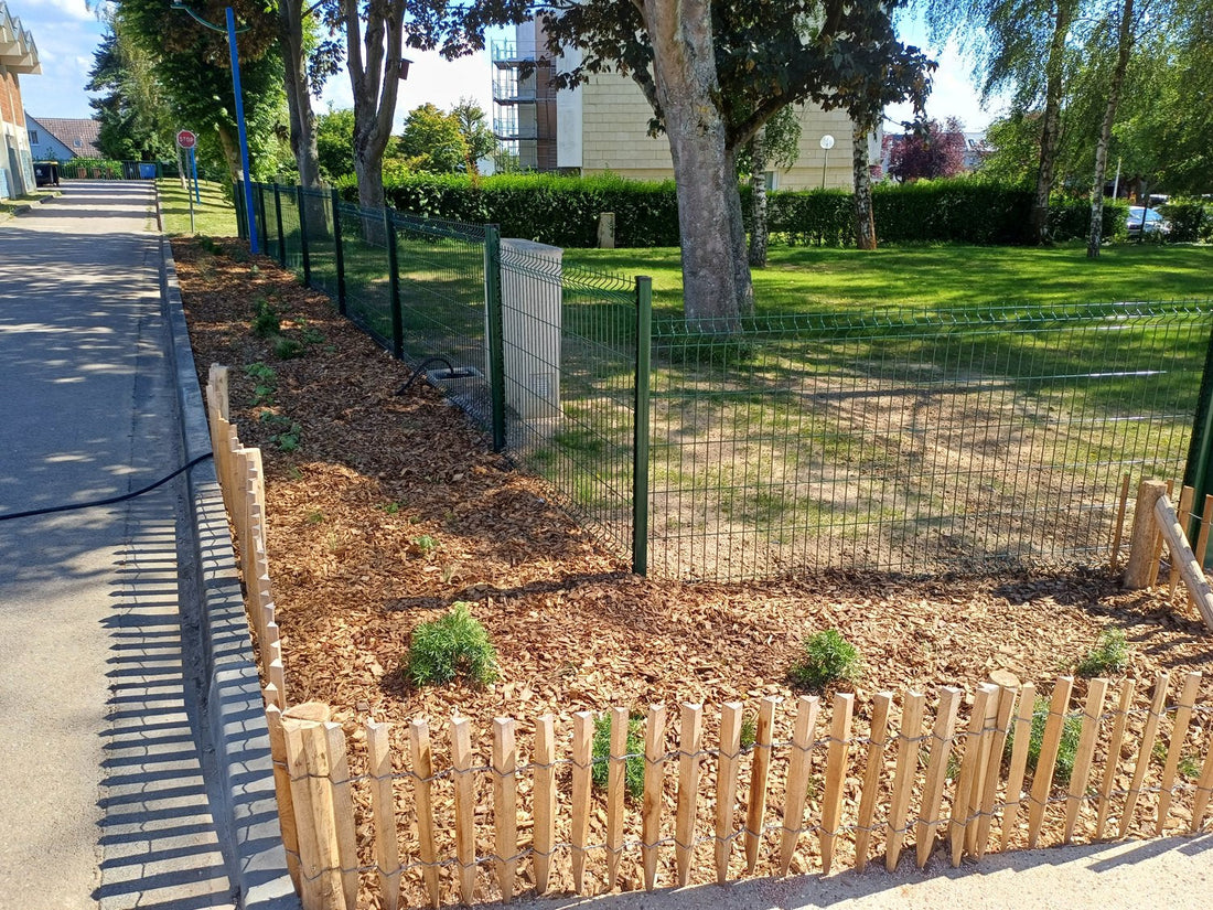 Gard la role din salcam intr-un spatiu verde