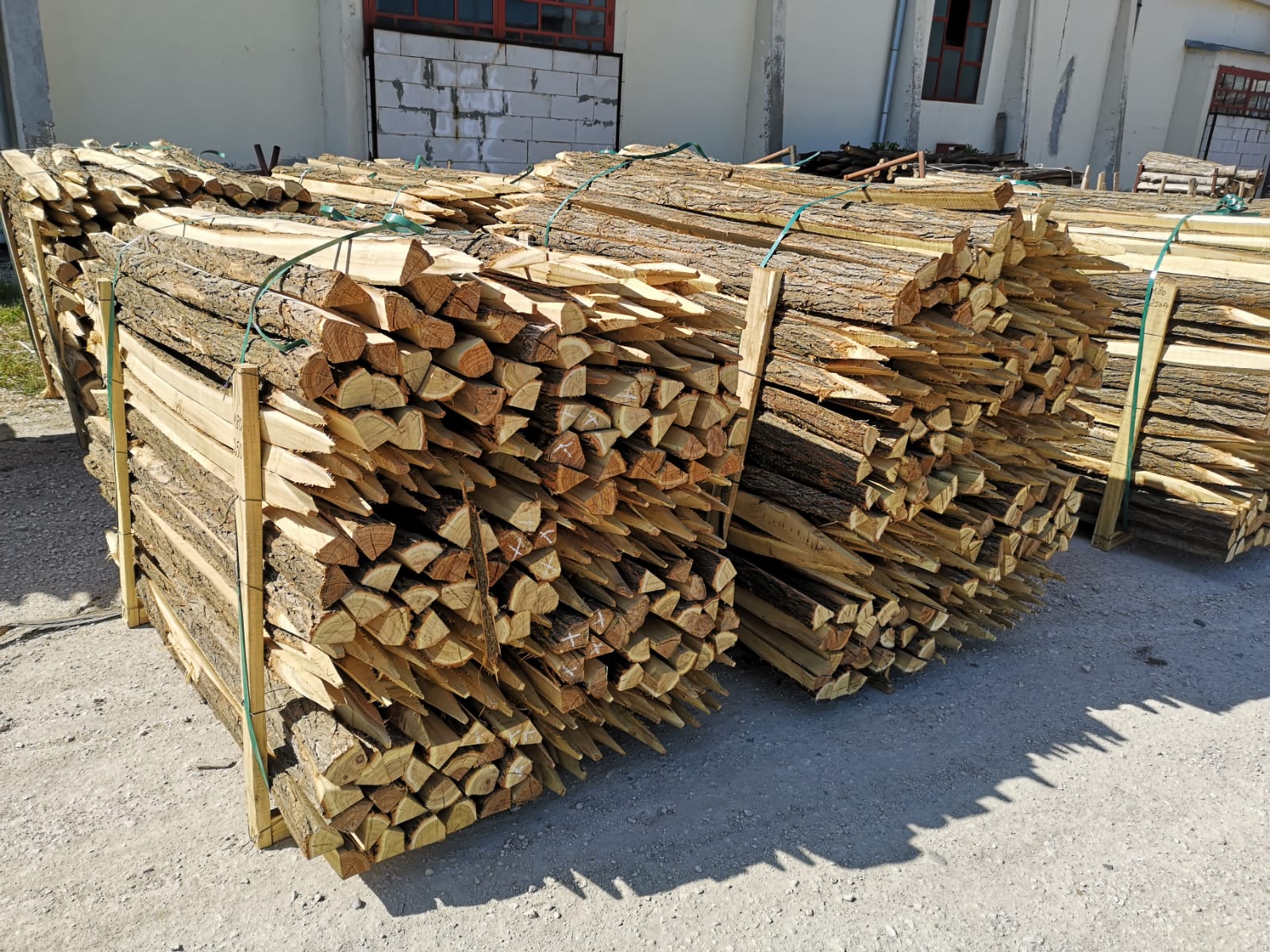 Stâlpi rotunzi nedecojiți 1.8m diametru 15-20cm încărcați în camion