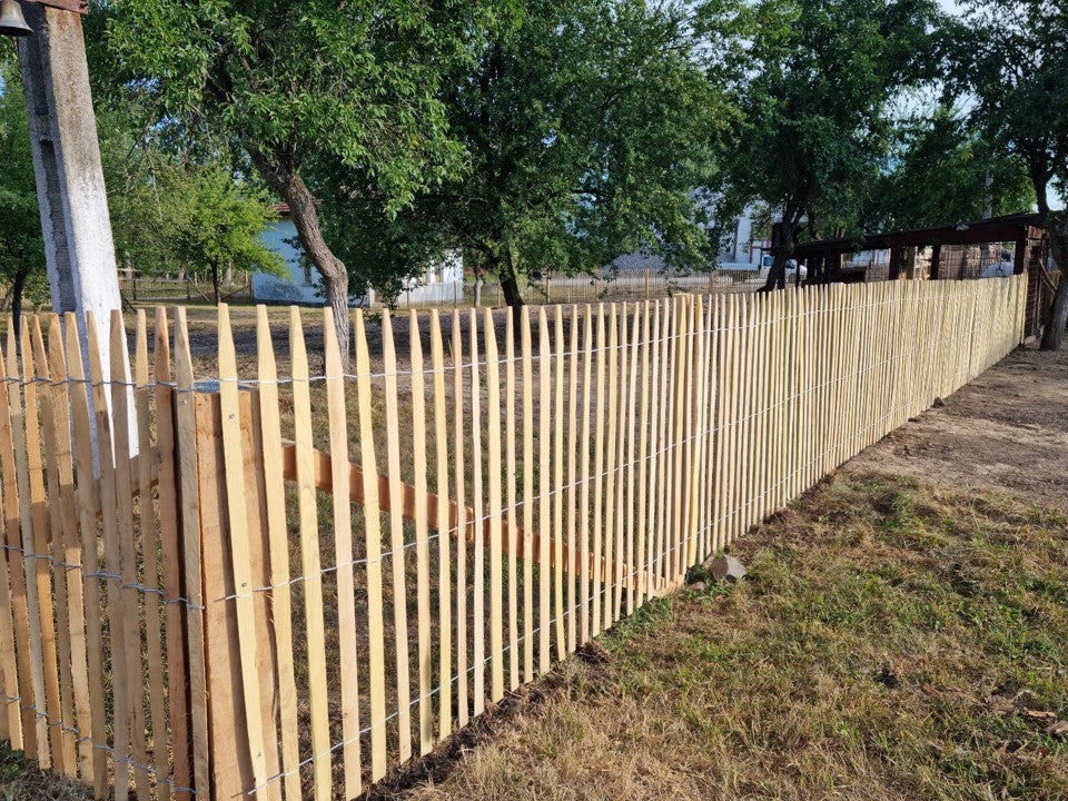 Gard la role din salcâm instalat în jurul unei păduri