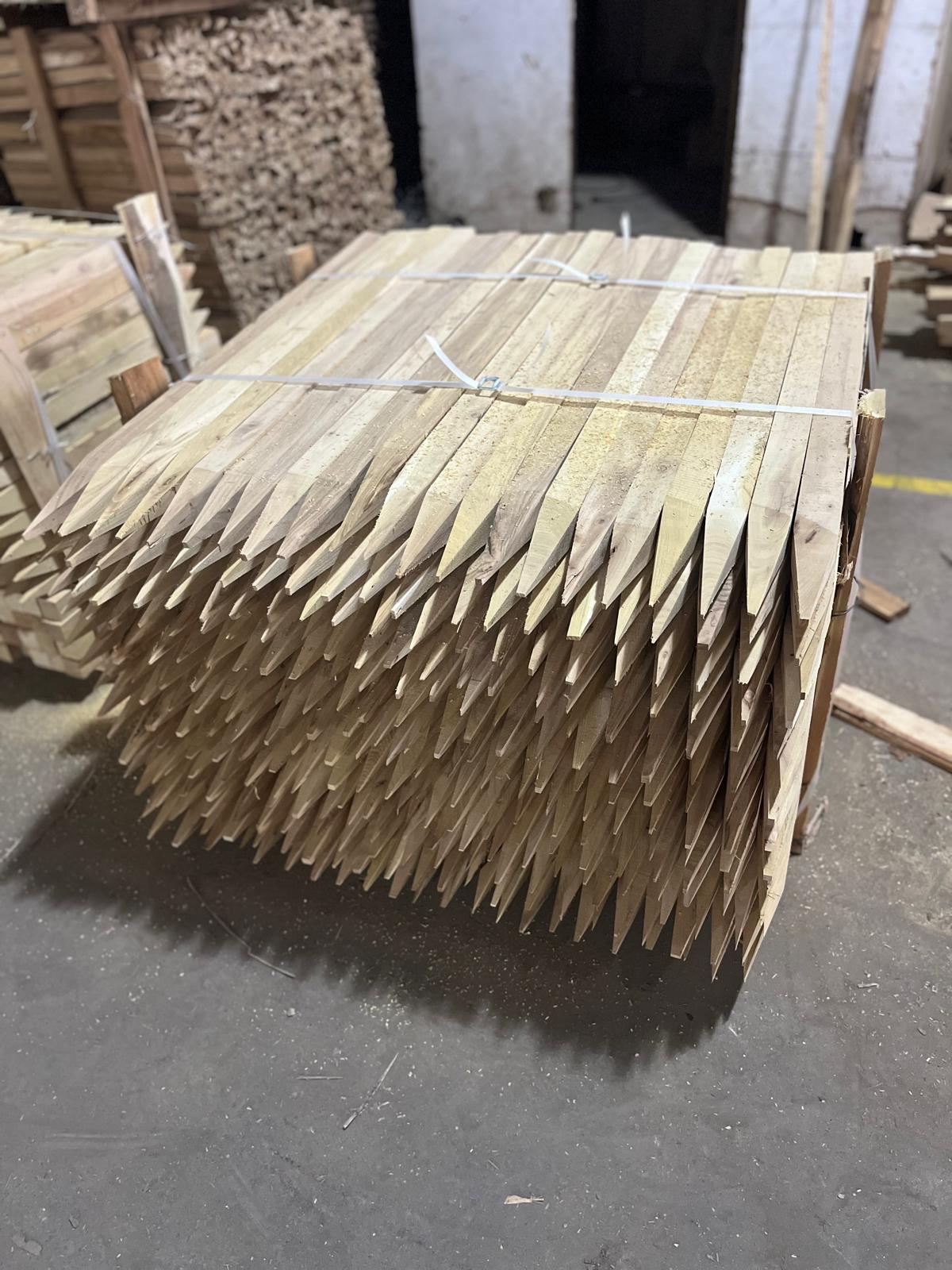 Stoc stâlpi pătrați 5x5 cm din salcâm în hală