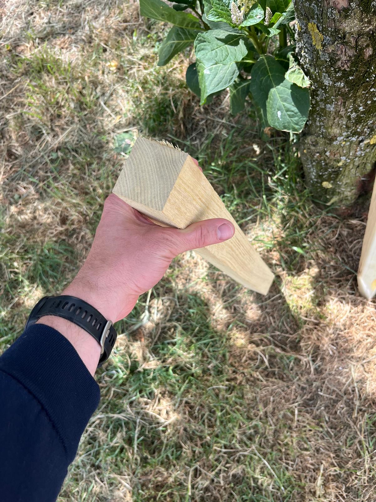 Stâlpi pătrați salcâm gata de livrare pe palet