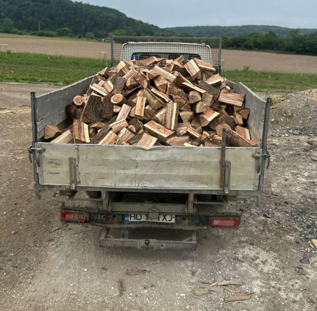 Camionetă încărcată cu lemne de foc - livrare la domiciliu